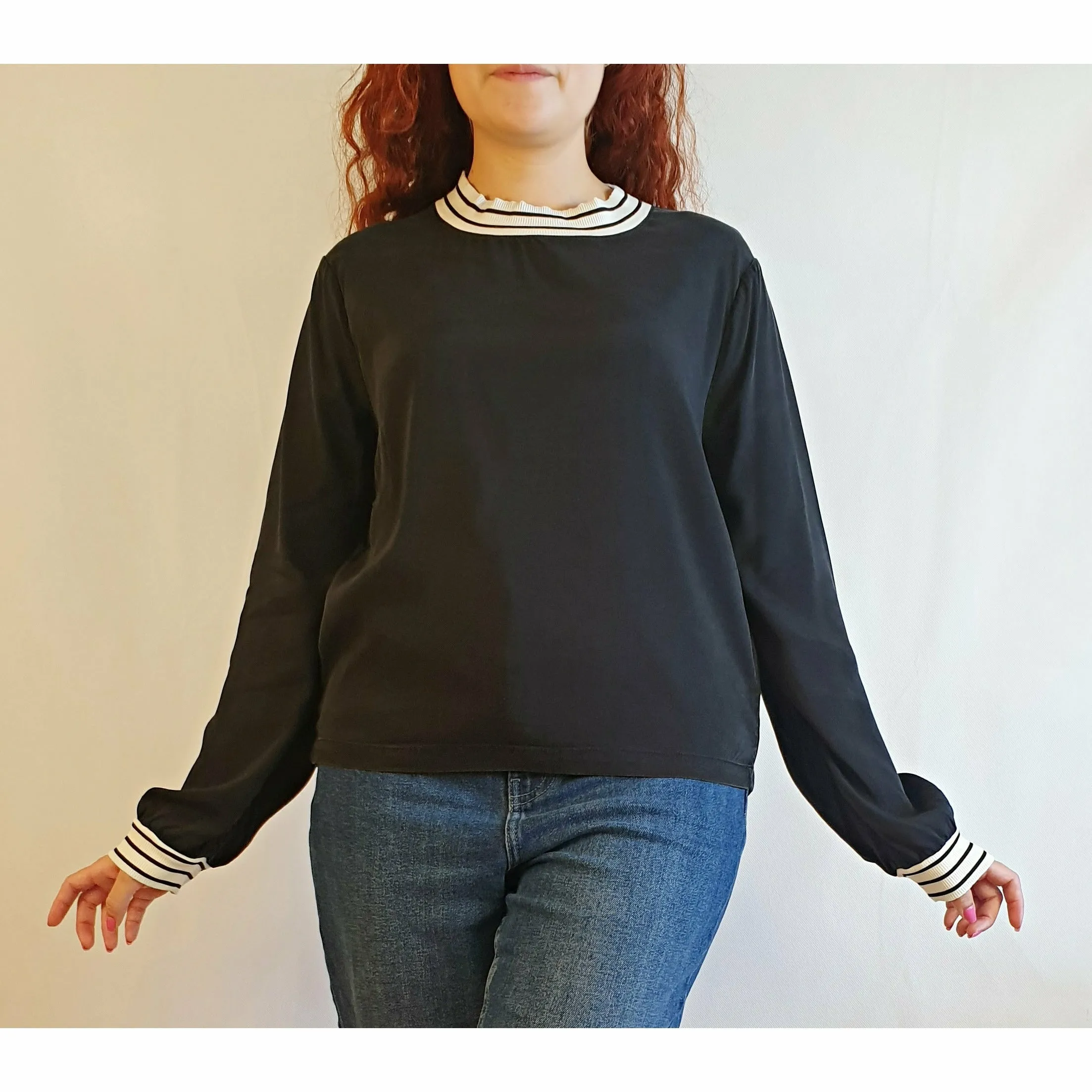 Bul pre-owned silky feel black long sleeve to with white striped detail size 10