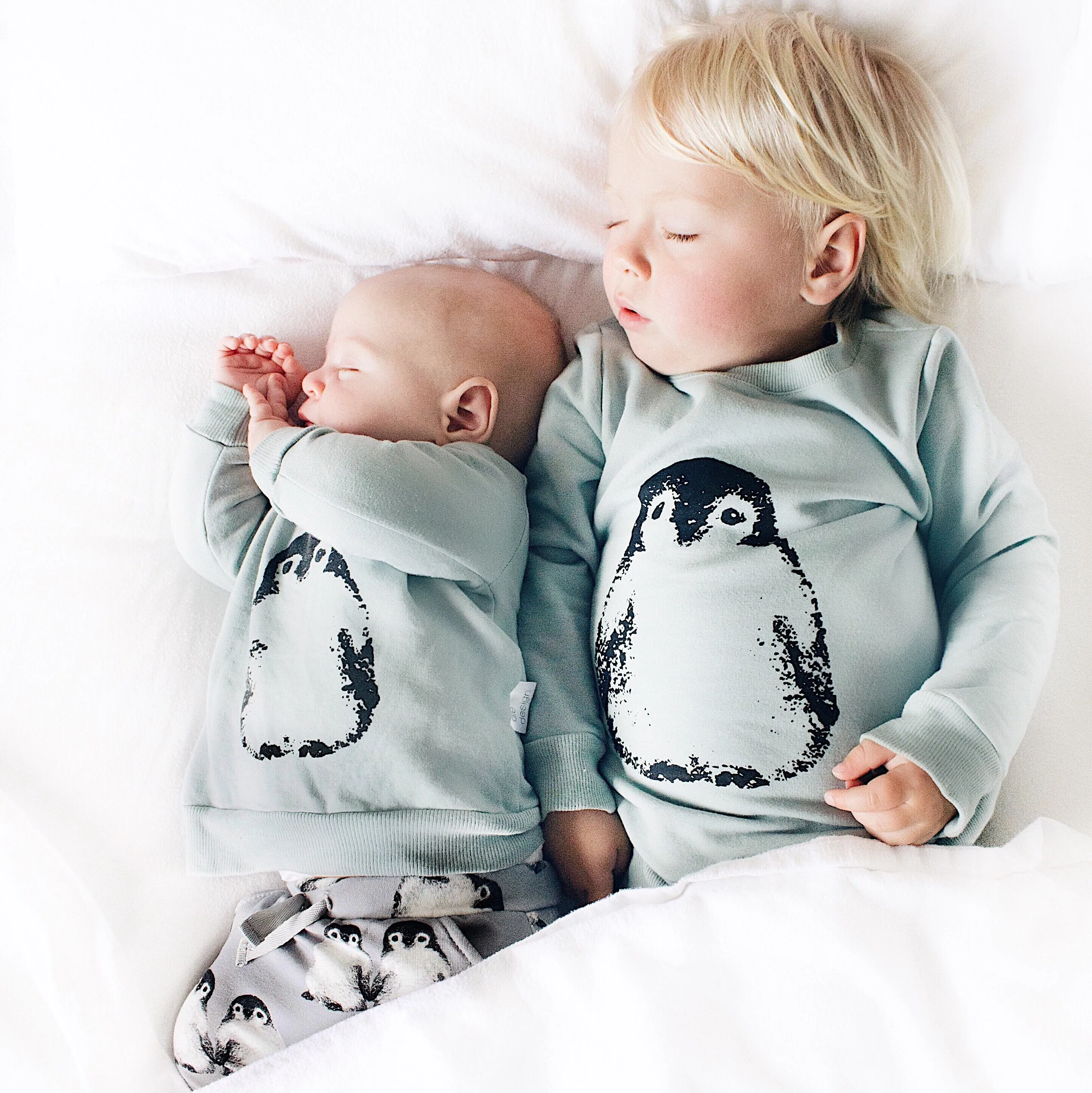 Oversized Signature Sweatshirt with Penguin