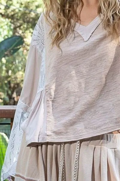POL: LACE DETAIL V-NECK FLARE SLEEVE BLOUSE