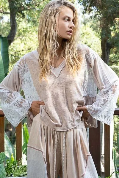 POL: LACE DETAIL V-NECK FLARE SLEEVE BLOUSE