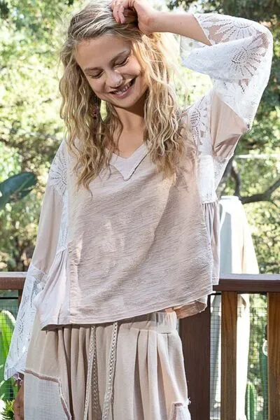 POL: LACE DETAIL V-NECK FLARE SLEEVE BLOUSE